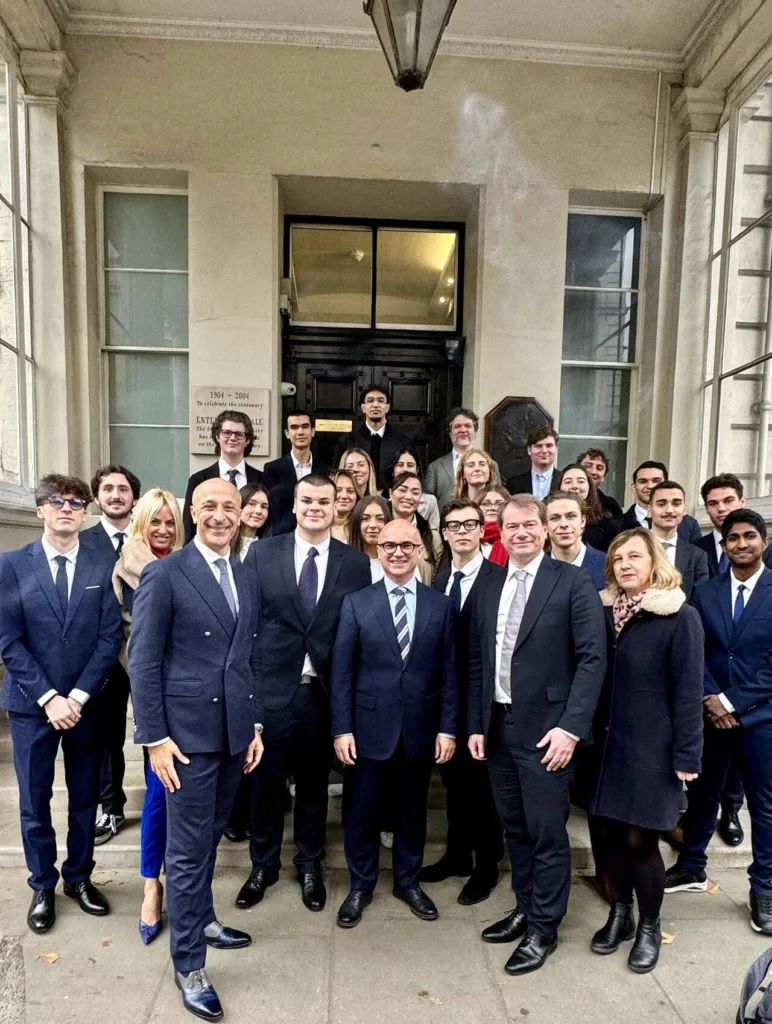 Les étudiants et le Dean, Thierry Sebagh posent devant un bâtiment à Londres, lors de leur roadtrip IA. 